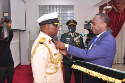 Cooperation de Défense Nigéro-Camerounaise: Paul Biya récompense le Contre-Amiral NnandiChristian Tus Ekwom