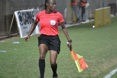 Carine Atezambong : la seule camerounaise parmi les arbitres pour arbitrer la Coupe d’Afrique féminine de football 2022 .