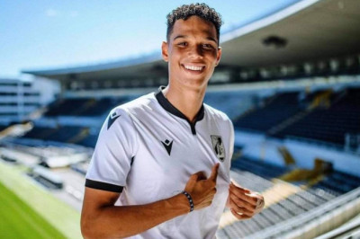 Football : Etienne Eto’o signe son premier contrat Pro