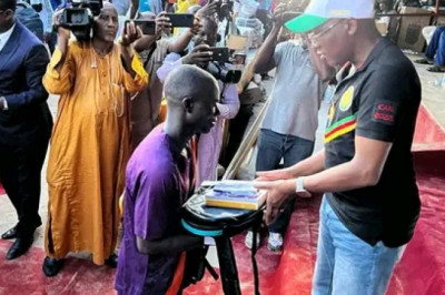 Rentrée scolaire 2022-2023 : Le Dr Manaouda Malachie offre des kits scolaires aux élèves et étudiants du Mayo Tsanaga.