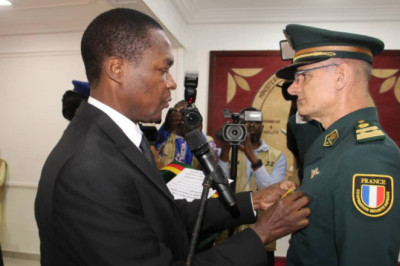 Coopération franco-Camerounaise : Paul Biya décore 4 coopérants français