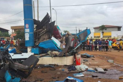 Terrible accident à Mimboman : un camion hors de contrôle fait plusieurs morts et des dégâts matériels considérables