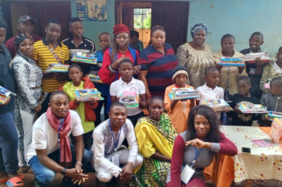 Dschang : ACOLPSESCO offre des kits scolaires aux orphelins