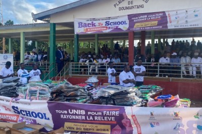 Rentrée scolaire 2024-2025 : Plus de 650 kits scolaires offerts aux élèves de Doumaintang  par le président Gilles Mekok Ndongo