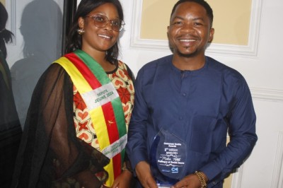 Cameroon Youth Awards 2024 : le président du parti Action, Ibrahim Yiché, présente son prix aux hommes de médias