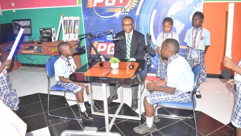 Semaine mondiale de l’Entrepreneuriat : Le ministre des PME en visite au Groupe scolaire bilingue et entrepreneurial Les Petits Génies